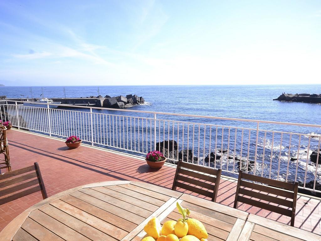 Cozy Holiday Home In Pozzillo With Terrace Ачиреале Екстер'єр фото