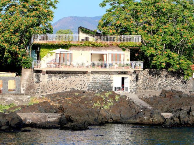 Cozy Holiday Home In Pozzillo With Terrace Ачиреале Екстер'єр фото